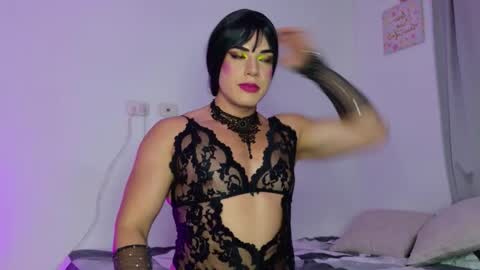 Isabella Hilton online show from 10-16-25, 06:09