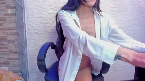 Snapshot of isla_jhons chatting on 01-23-25, 05:10 Isla online show from 01-23-25, 05:10