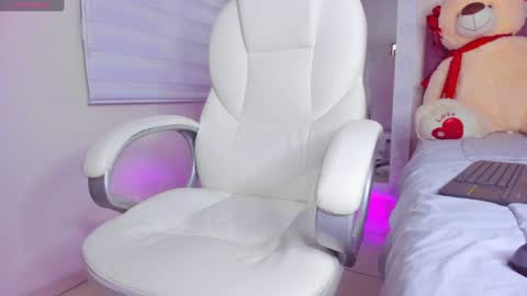 Snapshot of issabellarodriguez chatting on 01-17-25, 10:55 Isa online show from 01-17-25, 10:55