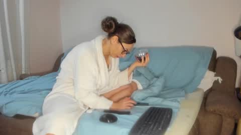 Snapshot of issabelle_69 chatting on 11-18-25, 07:02 Issabelle online show from 11-18-25, 07:02