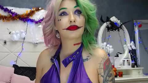 IssaSmyth online show from 10-31-25, 08:04