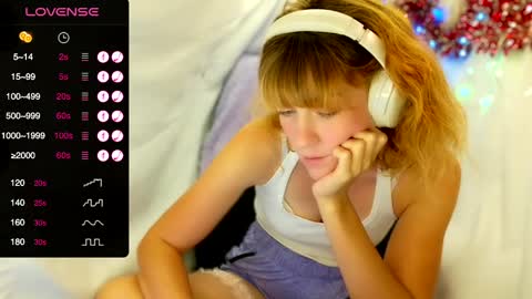 Snapshot of its_lily chatting on 01-07-25, 01:17 Lily online show from 01-07-25, 01:17