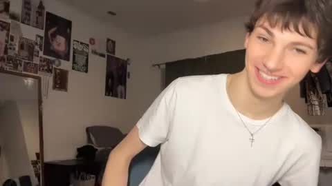 Snapshot of its_rowan chatting on 10-17-25, 01:42 Rowan online show from 10-17-25, 01:42