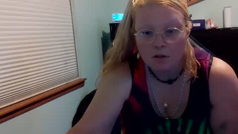 Snapshot of itsglitch222 chatting on 09-22-25, 06:04 Itsglitchh222 online show from 09-22-25, 06:04
