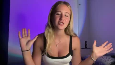 Snapshot of itsssosierra chatting on 03-05-25, 09:27 Sierra online show from 03-05-25, 09:27