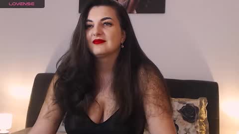 Snapshot of itsyourlady chatting on 01-11-25, 11:12 Melissa Khaan online show from 01-11-25, 11:12