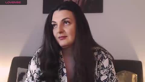 Snapshot of itsyourlady chatting on 02-12-25, 01:06 Melissa Khaan online show from 02-12-25, 01:06