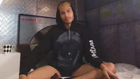 Snapshot of itszairen chatting on 02-12-26, 04:29 itszairen online show from 02-12-26, 04:29