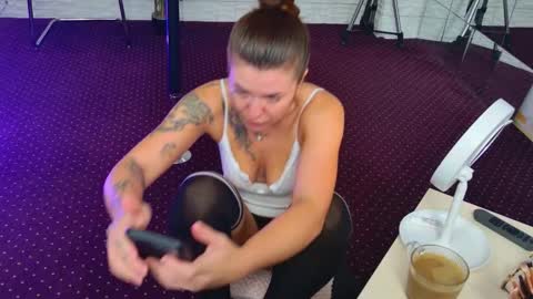 Snapshot of ivoryswan chatting on 11-04-25, 05:28 Celine online show from 11-04-25, 05:28