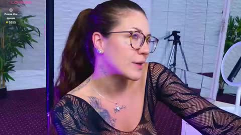 Snapshot of ivoryswan chatting on 11-15-25, 06:00 Celine online show from 11-15-25, 06:00