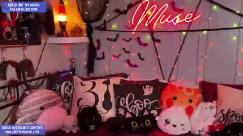 Snapshot of iwillbeyourmuse chatting on 10-27-25, 11:31 Muse hethey online show from 10-27-25, 11:31