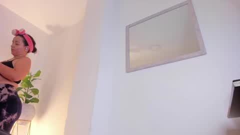 Iza online show from 02-19-25, 02:12