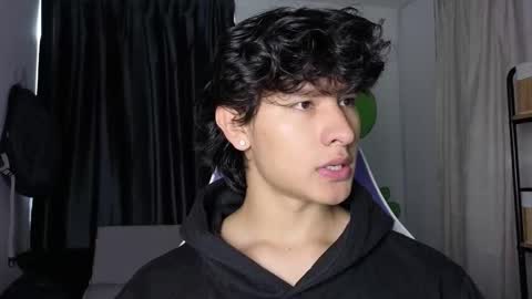 Snapshot of j_u_p_i_t_e_r chatting on 01-12-26, 01:49 Noah online show from 01-12-26, 01:49