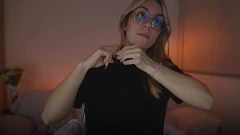 Linda Sofia help me get to 100 thumbs up online show from 09-21-25, 04:14