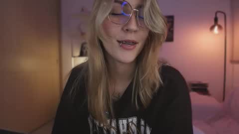 Linda Sofia help me get to 100 thumbs up online show from 11-22-25, 04:00