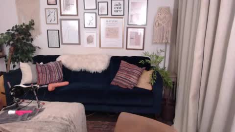 Jade online show from 01-31-25, 06:14