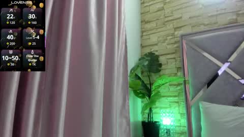 jade white  online show from 09-22-25, 12:40