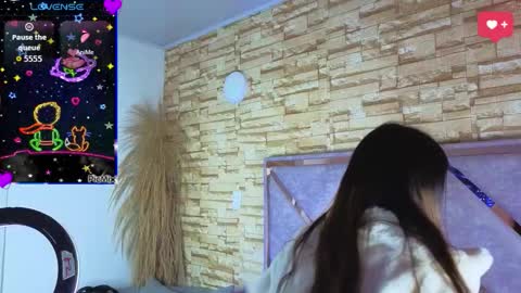 jade white  online show from 03-25-26, 01:39