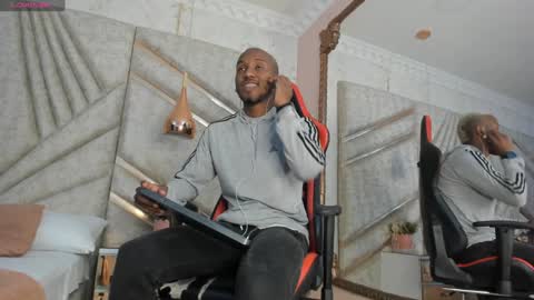 Snapshot of jamesparck chatting on 02-07-25, 12:17 James online show from 02-07-25, 12:17