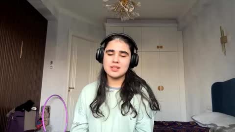 Isabella online show from 11-19-25, 06:24