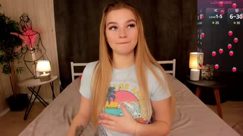 Day Alice Night Stella online show from 12-18-24, 06:21