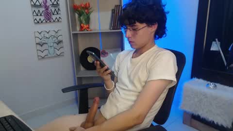 Snapshot of jeam_hot chatting on 01-21-25, 10:30 jeam_hot online show from 01-21-25, 10:30