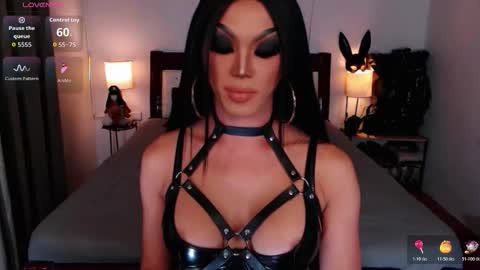 Queen Jenifer online show from 10-28-25, 06:54