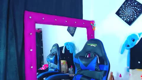 Snapshot of jenng18 chatting on 02-25-26, 10:36 jenn online show from 02-25-26, 10:36