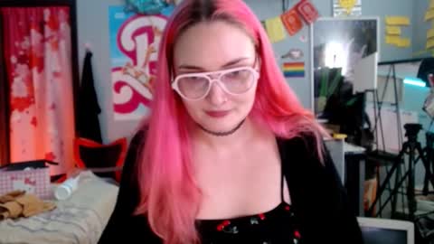 Jennifer Gwen online show from 12-17-25, 02:17