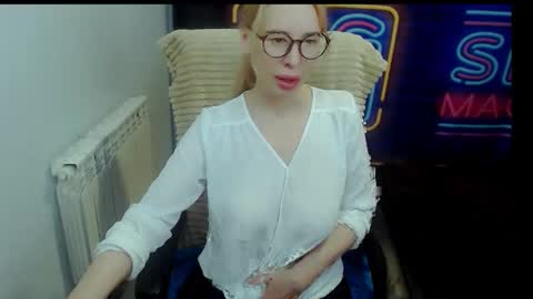 Snapshot of jessikaalba chatting on 10-26-25, 08:26 Victoria online show from 10-26-25, 08:26