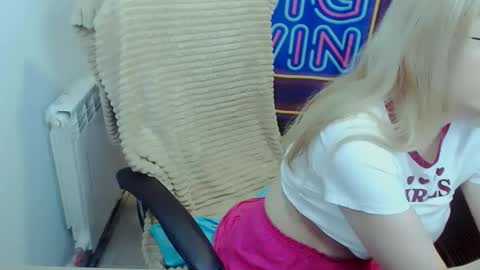 Snapshot of jessikaalba chatting on 11-09-25, 05:39 Victoria online show from 11-09-25, 05:39