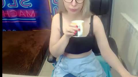 Snapshot of jessikaalba chatting on 01-11-26, 07:41 Victoria online show from 01-11-26, 07:41