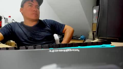 jhonatan_morales_s online show from 10-15-25, 04:45