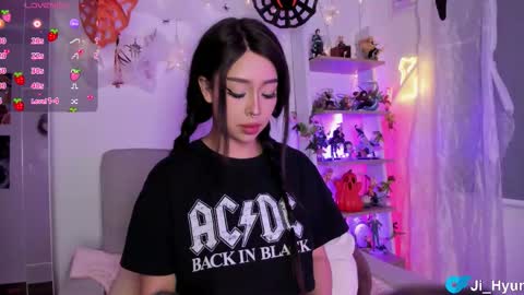 Snapshot of ji_hyun chatting on 10-24-25, 01:46 Ji online show from 10-24-25, 01:46