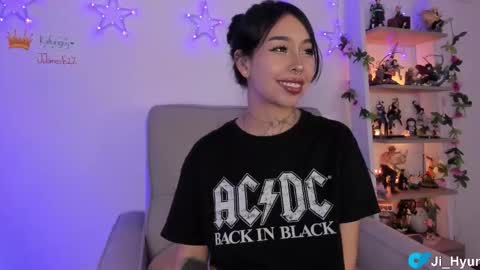 Snapshot of ji_hyun chatting on 11-27-25, 10:34 Ji online show from 11-27-25, 10:34