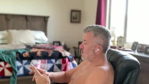 Snapshot of jimmyaaron chatting on 02-01-25, 05:26 Dad of Three online show from 02-01-25, 05:26