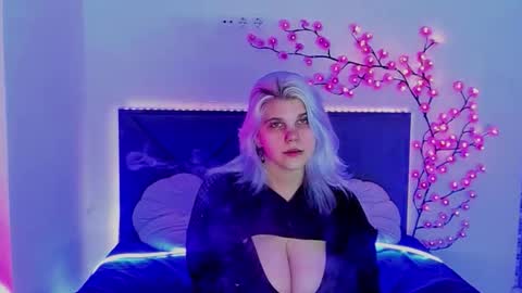 Snapshot of joannlowes chatting on 02-18-26, 08:38 Joann online show from 02-18-26, 08:38