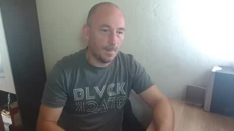 Snapshot of johanbarker chatting on 09-30-25, 10:42 Johan online show from 09-30-25, 10:42
