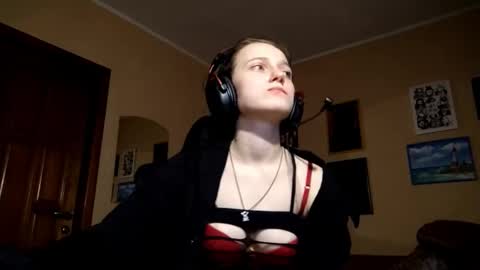 Snapshot of jonellecogburn chatting on 12-17-25, 09:10 Mia online show from 12-17-25, 09:10