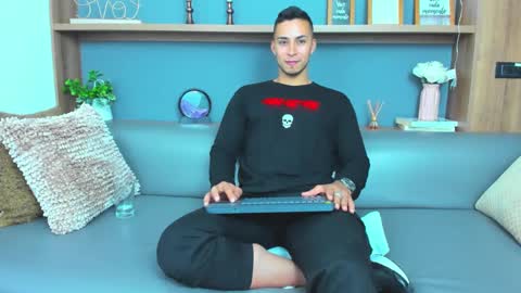 Snapshot of juan_muscle chatting on 03-01-25, 03:32 juan_muscle online show from 03-01-25, 03:32