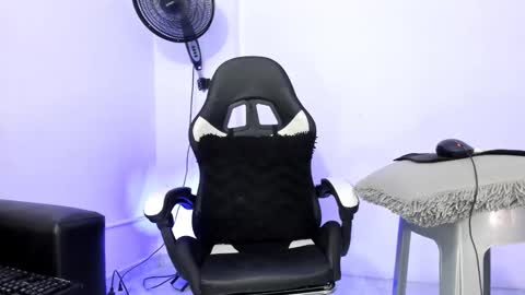 Snapshot of juandiegokingx chatting on 02-18-25, 03:53 Juan Diego Uribe online show from 02-18-25, 03:53