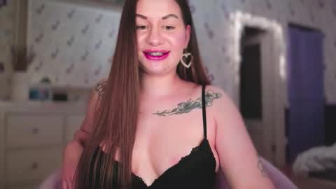 Snapshot of juicyhelenx chatting on 10-21-25, 03:35 Elena online show from 10-21-25, 03:35