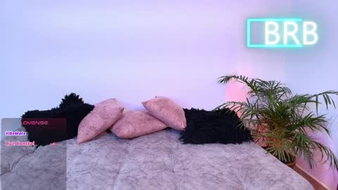 Jules and Gia online show from 04-05-26, 03:20