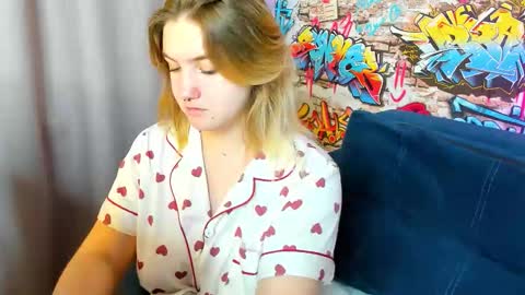 Julia Jips online show from 10-15-25, 01:28