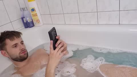 julia_official online show from 11-08-25, 01:22