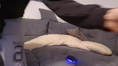 julia_official online show from 11-15-25, 06:37