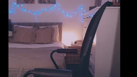 julialiones online show from 01-28-25, 07:00