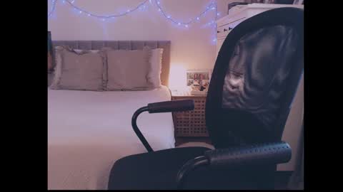 julialiones online show from 10-05-25, 09:18