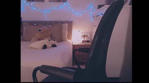 julialiones online show from 11-30-25, 04:33