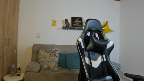 julian_wallace online show from 11-29-25, 02:31